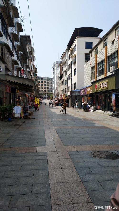 贵州省黔东南州麻江县城商业街.天气很好,但路上没有多少行人.