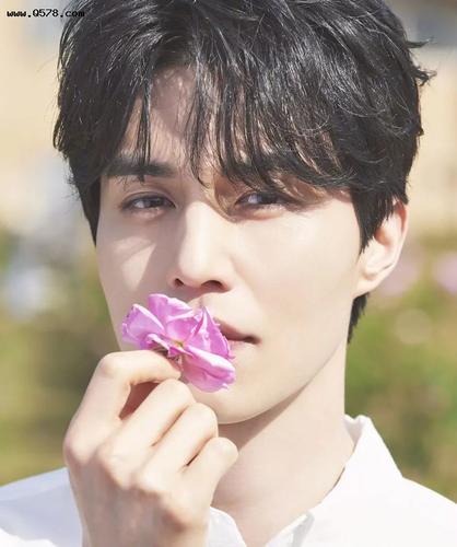 没有李栋旭的颜值就别弄这发型,看着凌乱不太美,让人有点难理解