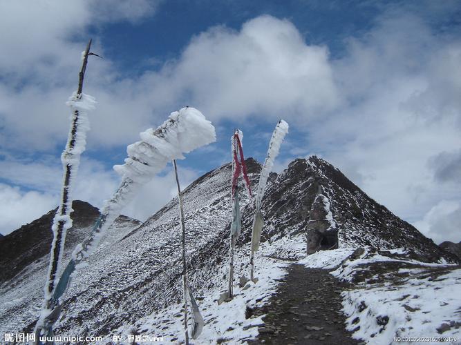 rgb5共享分×关 键 词:夹金山 雪景 云端 山峦 蓝天 云层 山顶 自然