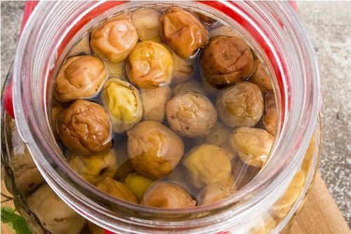 材料: 大米100克,白糯米50克,花生60克,腌制酸梅5个,红豆,绿豆各20克