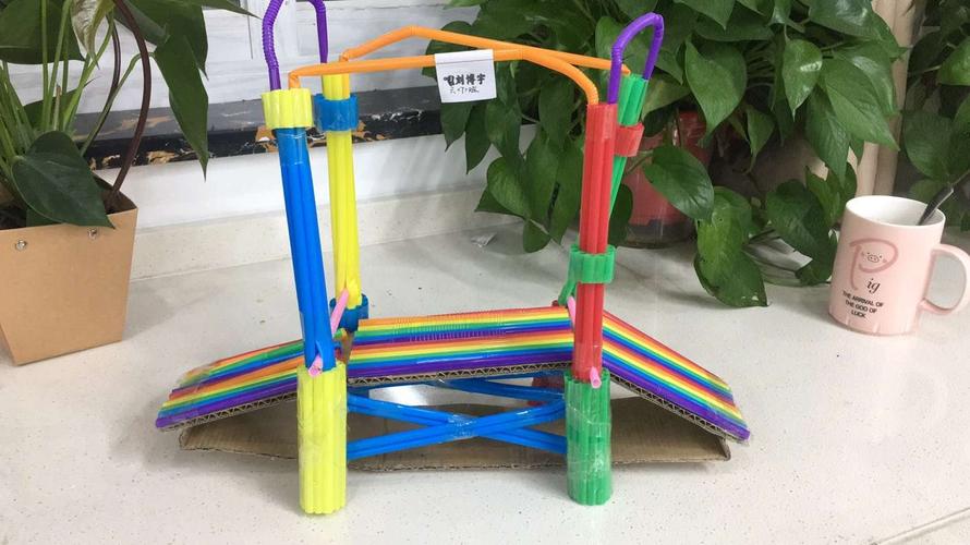 同学们利用各种各样的材料,比如蛋壳,纸,石头,吸管,铁丝等,创造各种"