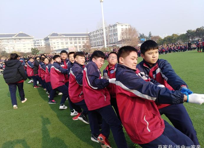 邳州市运河中学初三年级举行拔河比赛