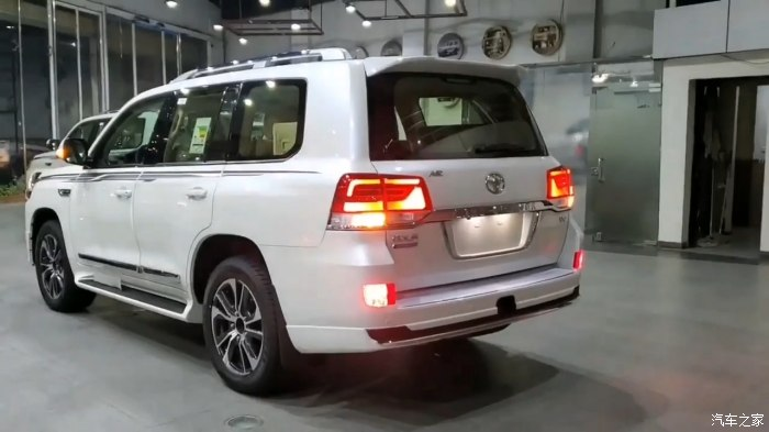 高清实拍2020款丰田兰德酷路泽v8适合越野2