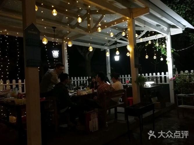 零点零叁主题派对别墅室外烧烤图片 - 第1张