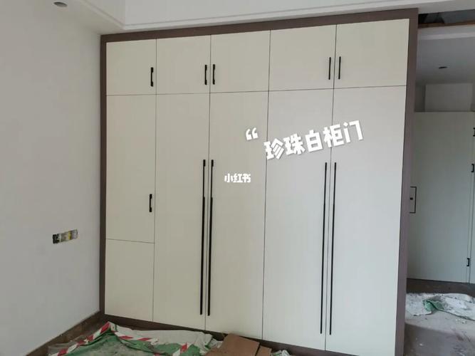 珍珠白柜门搭杏子灰还是雪花膏