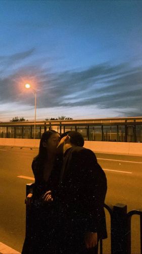 有没有男女亲吻很唯美也很禁欲的手机壁纸?