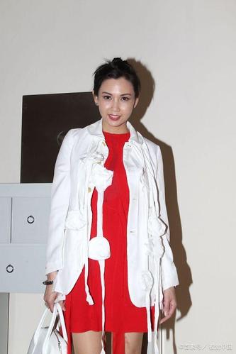 52岁邱淑贞依旧美丽,一身简约时髦造型,魅力不减当年