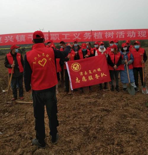 3月12日,复兴镇党委书记余清海带领政府全体领导班子成员和部分党员