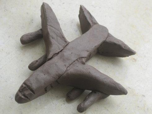 周末,就听雨晨说美术老师让买紫砂泥或橡皮泥,为今天的美术课做