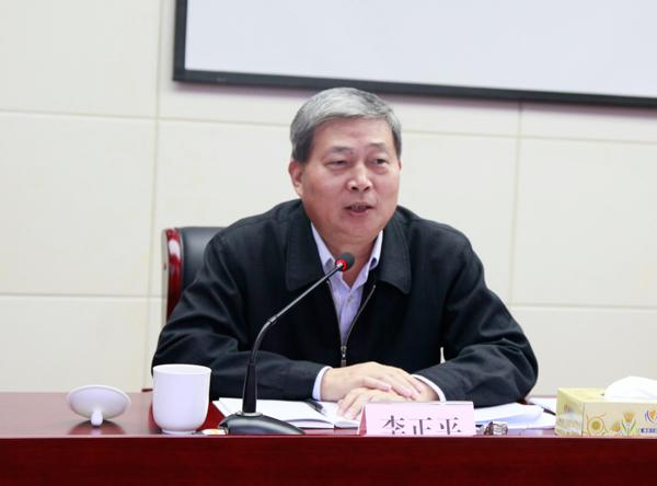 市委宣传部副部长,市文明办主任李正平主持会议.