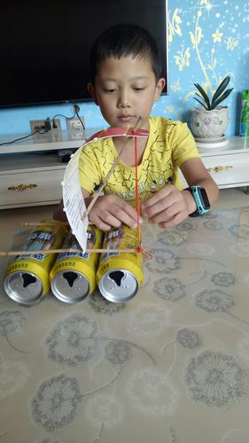 看到家里有不要的易拉罐瓶,要不然就做一艘船把吧!