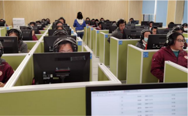 同学们在英语听说考试现场