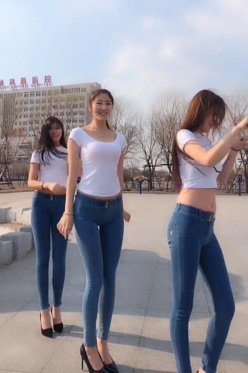穿上紧身牛仔裤搭配高跟鞋时尚美女显得大长腿女人味十足