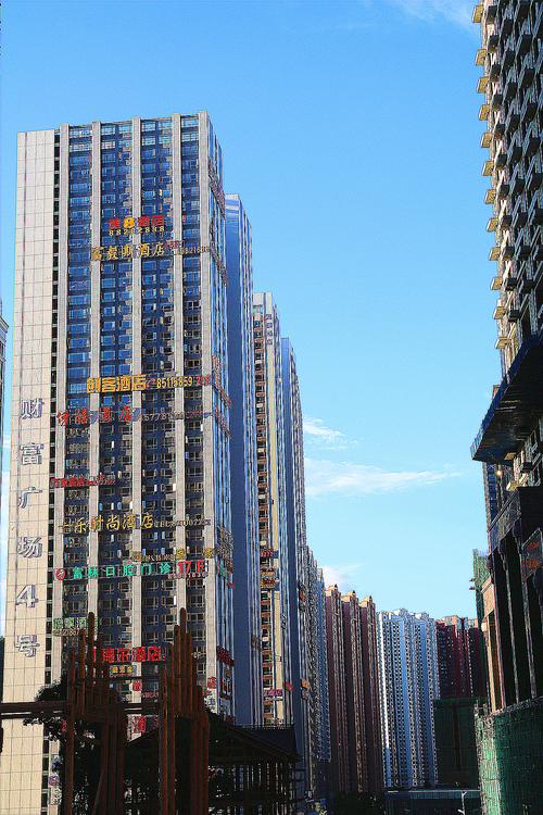 1/ 12 不少人都知道,贵阳有栋楼戏称为          ",它位处花果园,就