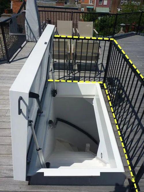 买了顶楼就是好,凿个天窗入口,把楼顶收拾干净,一家独享大露台_楼梯