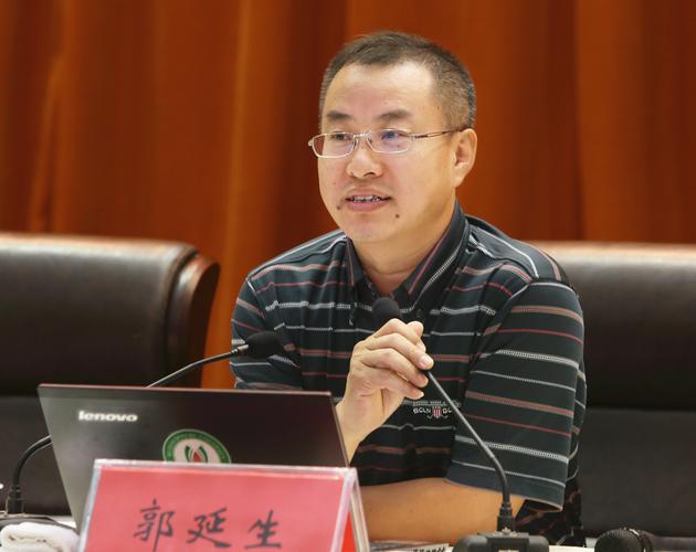 省教育厅发展规划处处长张建军主持会议