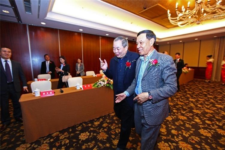 联发集团陈龙董事与蓝城集团宋卫平董事长在签约仪式现场.