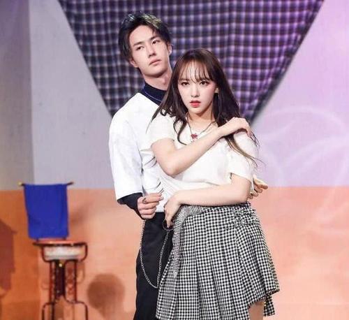 王一博在节目中直接握住程潇的手,抢过筷子吃东西,关系太好了