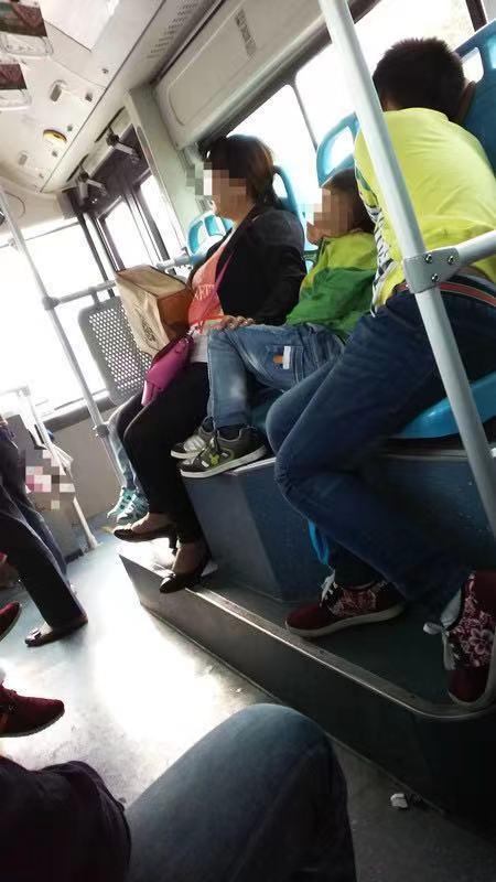 公交车上顽童掀女孩裙子猥琐的父亲洋洋得意女孩绝对是个狠人