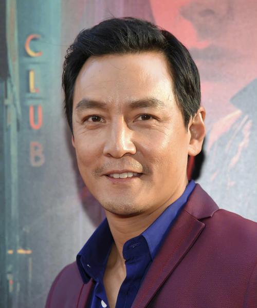 47岁吴彦祖近照曝光,满脸皱纹发际线后移,男明星的归宿是赵本山