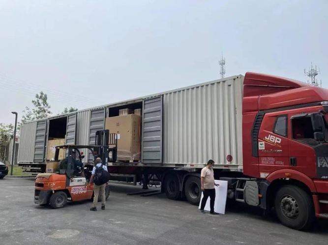 拉着集装箱的大货车要卸货了.