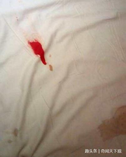 女子喝醉住酒店,醒来吃惊发现床上有血,酒店老板却说正常?