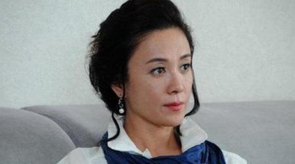 1984年,傅艺伟在拍摄神奇的土地时和自己的第一任丈夫杨晓丹相识,那是