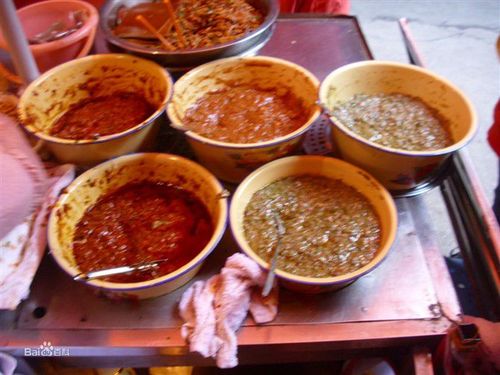 1安顺裹卷制作原料编辑 ① 米皮(用米面做的卷皮) ② 辣椒底料口味