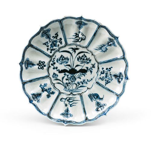青花莲池杂宝纹莲瓣形盘
