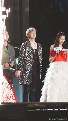 有没有人觉得昨天蔡徐坤和关晓彤站在一起跨年.