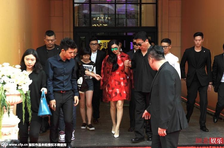 范爷紧牵经纪人离场 李晨紧随