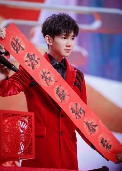 上海春晚王源的剪纸