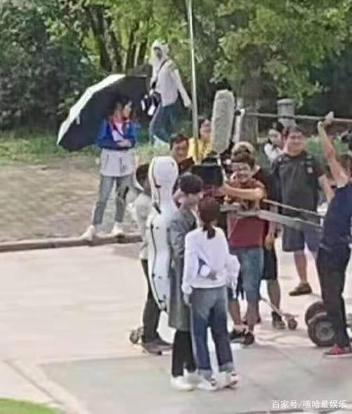 拉手,抱抱,亲亲!肖战背起杨紫哈哈笑,网友:这就是爱情!