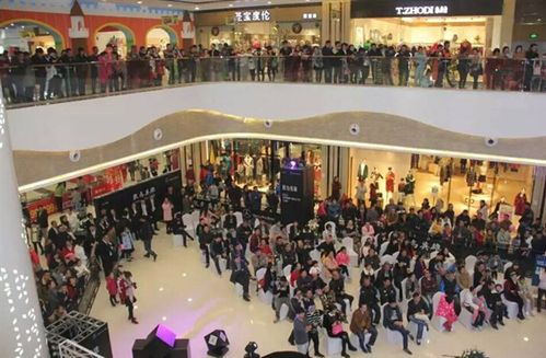 汽车产经网 > 正文   2015年12月19日,在龙岩万宝广场3号厅,灯光璀璨