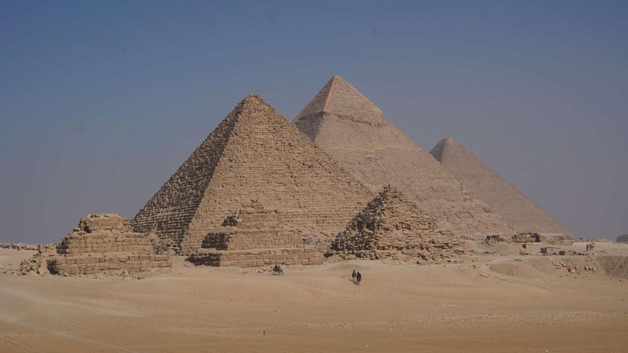 最远是胡夫金字塔,中间是哈夫拉金字塔,前面是孟考拉,最前面三个是孟