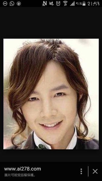有谁知道这位韩国男歌手的名字?