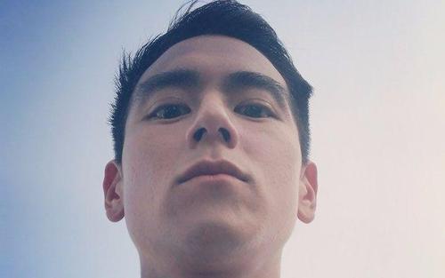 没长成彭于晏这样就不要从这个角度自拍