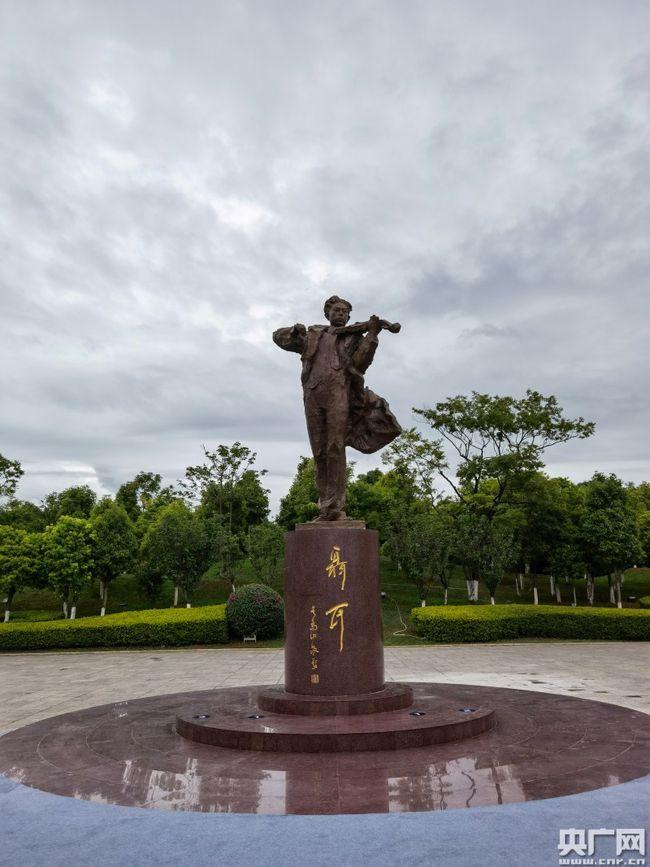 当天,昆明学院在聂耳广场举行聂耳塑像