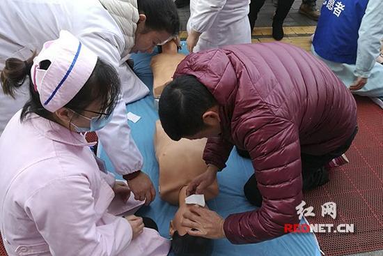 现场利用 心肺复苏急救包演示心肺复苏,气管异物抢救等急救方法.
