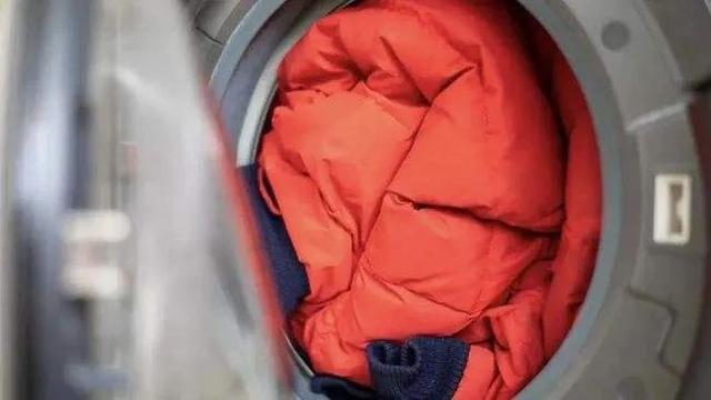 羽绒服可以用洗衣机洗吗羽绒服洗了以后一坨一坨的怎么办