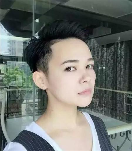 铲青超短发女