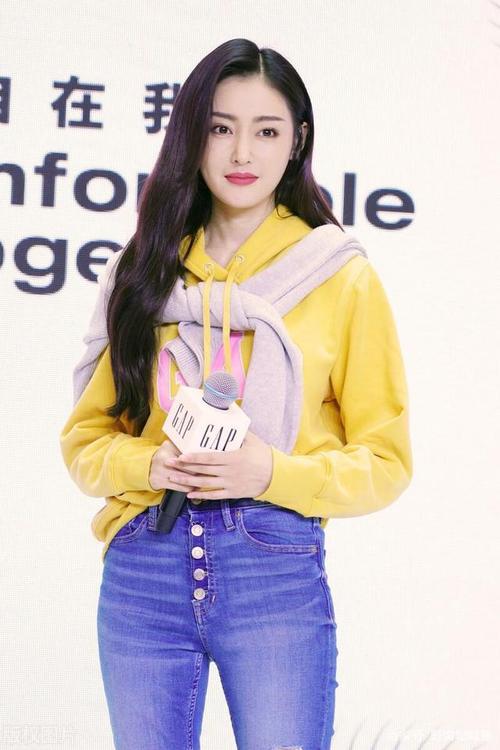 张天爱更喜欢随意性的风格,卫衣搭配破洞牛仔裤,显得