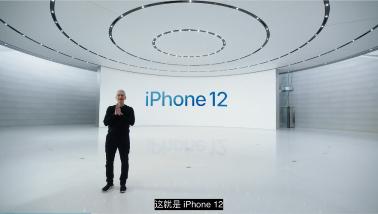 从照片中可以看出,其所处的地方与库克上次发布会介绍iphone12的十分