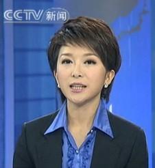 中央新闻晚上十一点的24小时节目两个主持人是谁?
