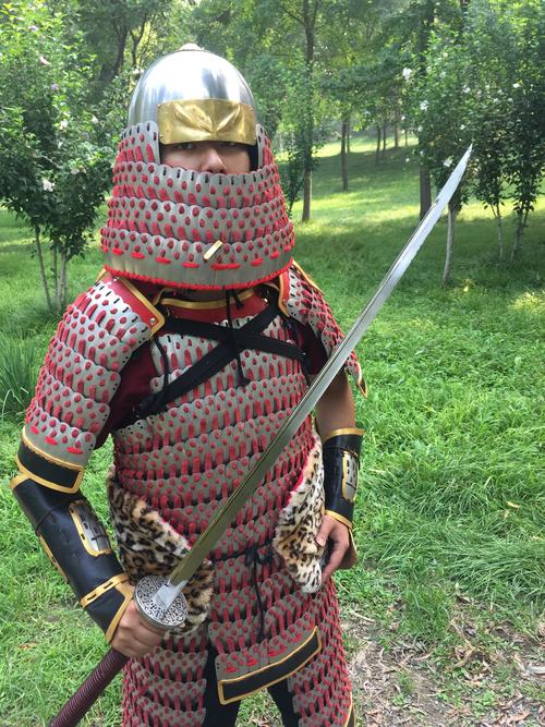 笔者身着复原的铁浮图(甲胄由铠甲师铁心斋老佘制作)