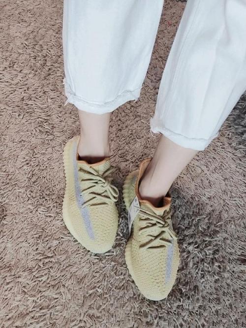 椰子原始鞋带系法椰子鞋本身就是潮流的存在,所以在鞋带上不用花费