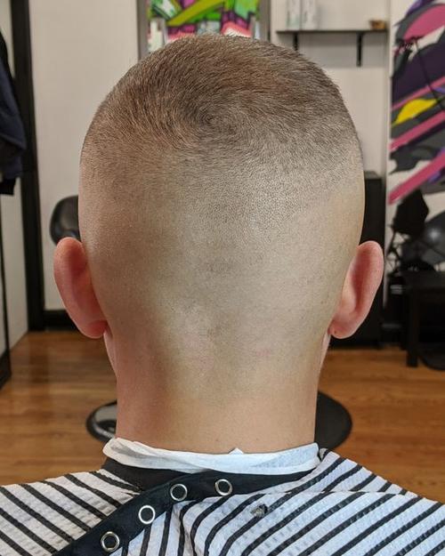 喜欢省事的男士一定不要错过这款圆寸头发型.