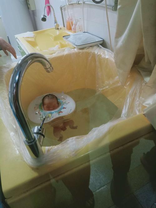 其它 小瀚宝宝满月萌照 写美篇 给小瀚宝洗澡,好可爱呀