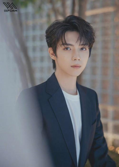 罗一舟暖秋穿搭#罗一舟西装真的帅,他的气质是真的干净清爽!