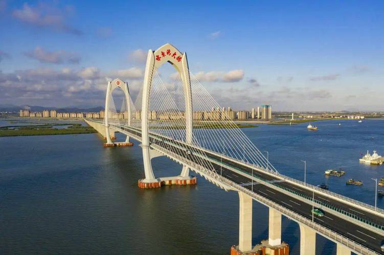 跨海的水东湾大桥(摄影:丘立贺)博贺新港区防波堤建成(摄影:丘立贺)